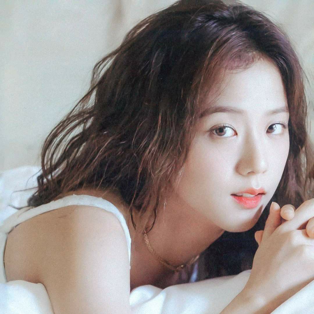 Behind-the-scenes cut of Jisoo (1995)