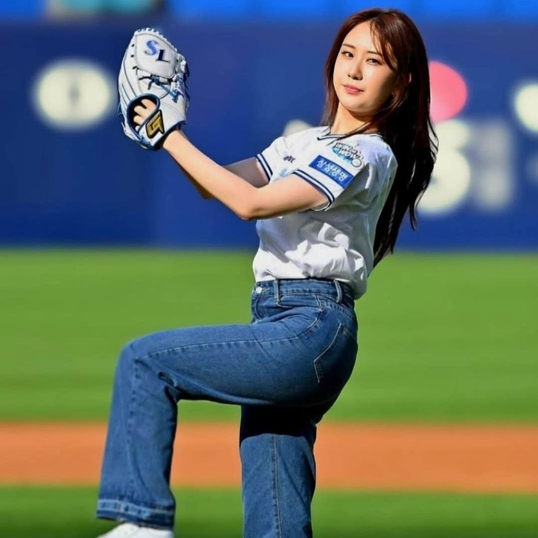 A moment captured by a fan of Jeon Yujin