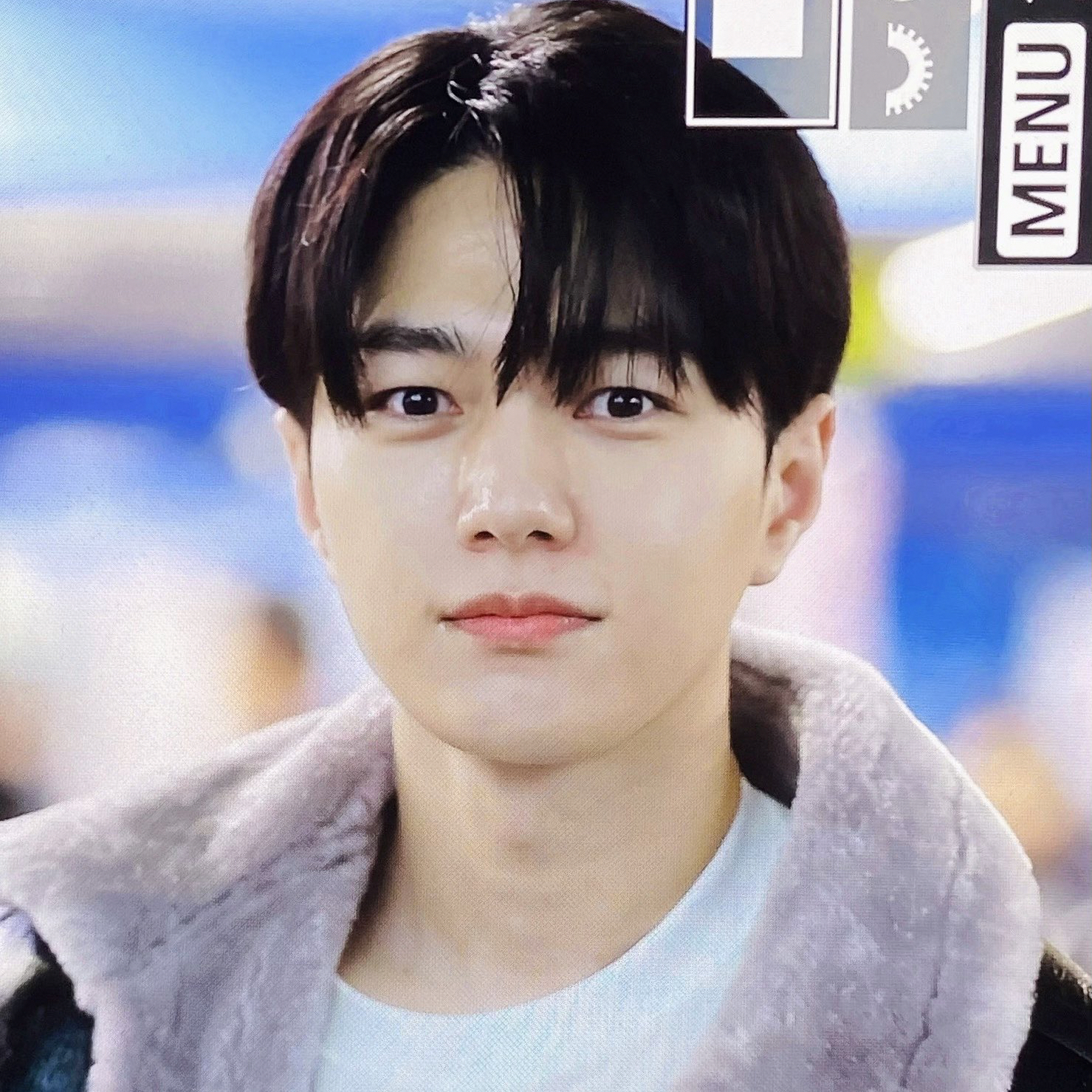 A moment captured by a fan of Kim Myungsoo (L)