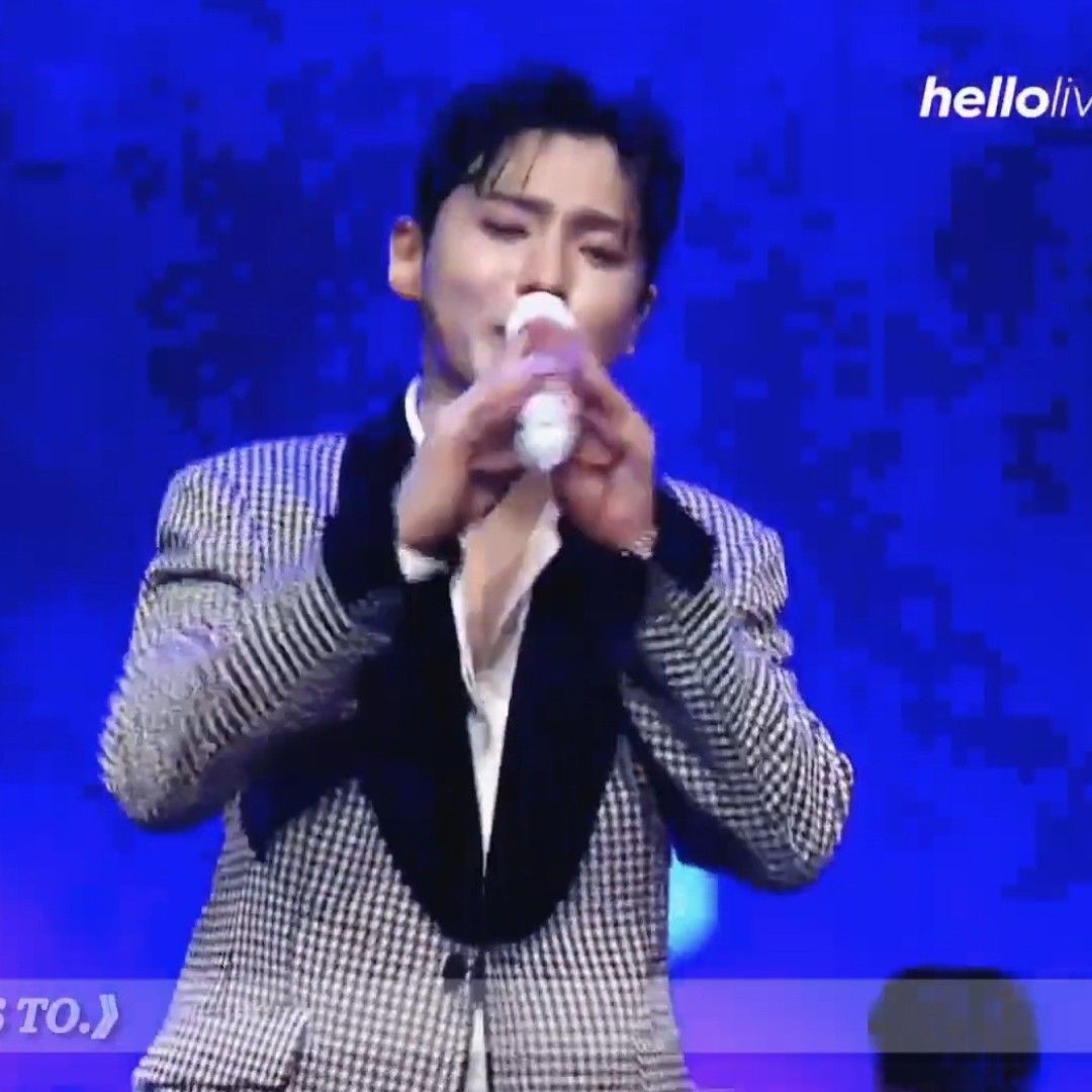 A moment captured by a fan of Seong Ri