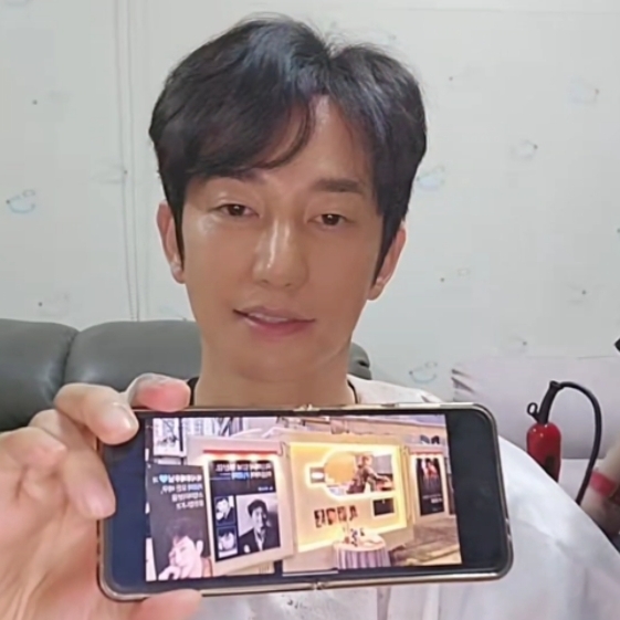 A moment captured by a fan of Park Sihoo