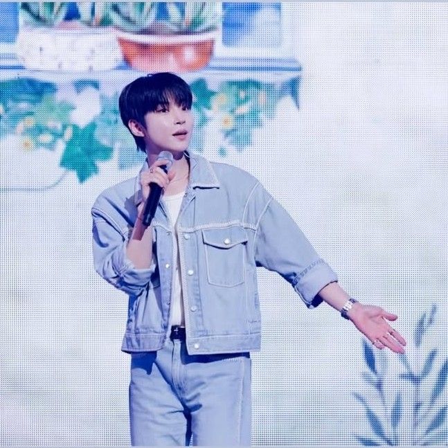 A moment captured by a fan of Hwang Inyoup