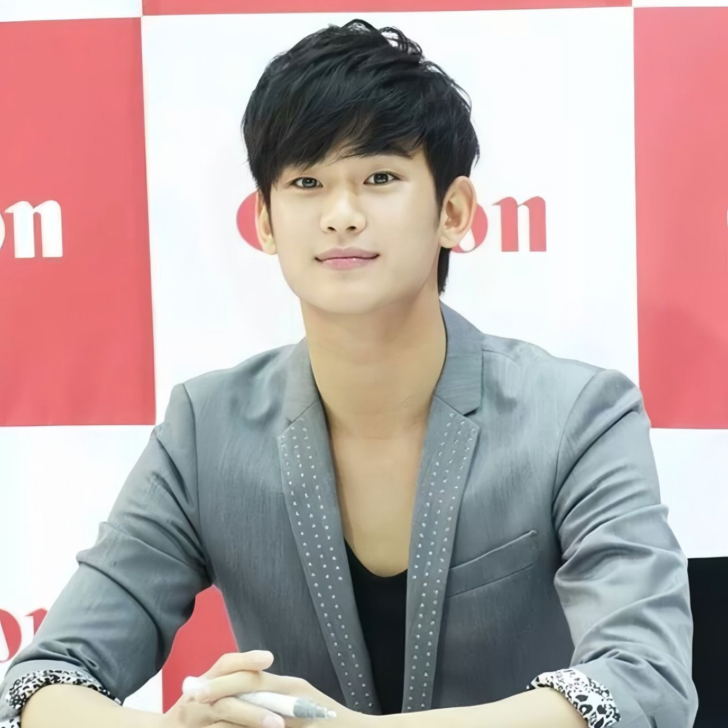 金秀賢的最新照片