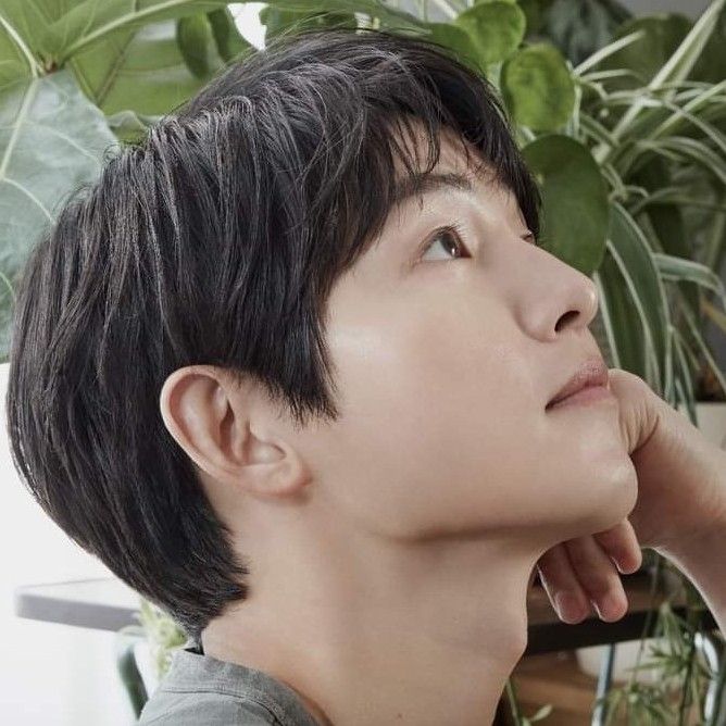 Recent activity shot of Song Joongki