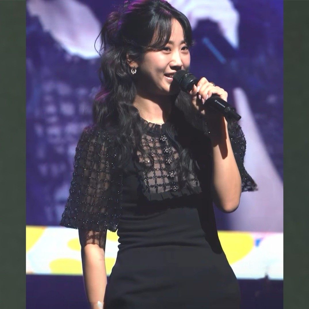 A moment captured by a fan of Kang Hyeyeon