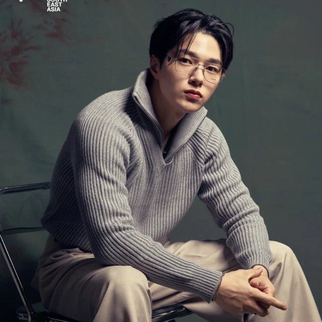 Behind-the-scenes cut of Kim Myungsoo (L)