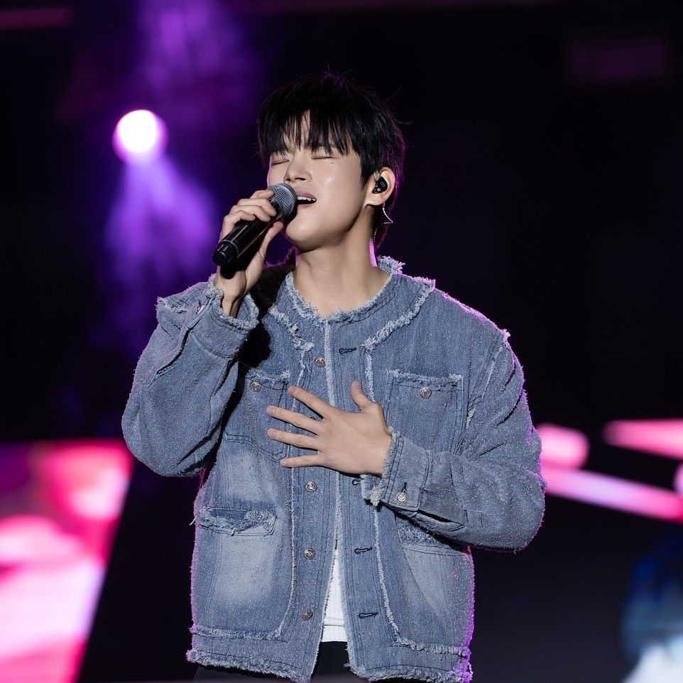 A moment captured by a fan of Seo Inguk