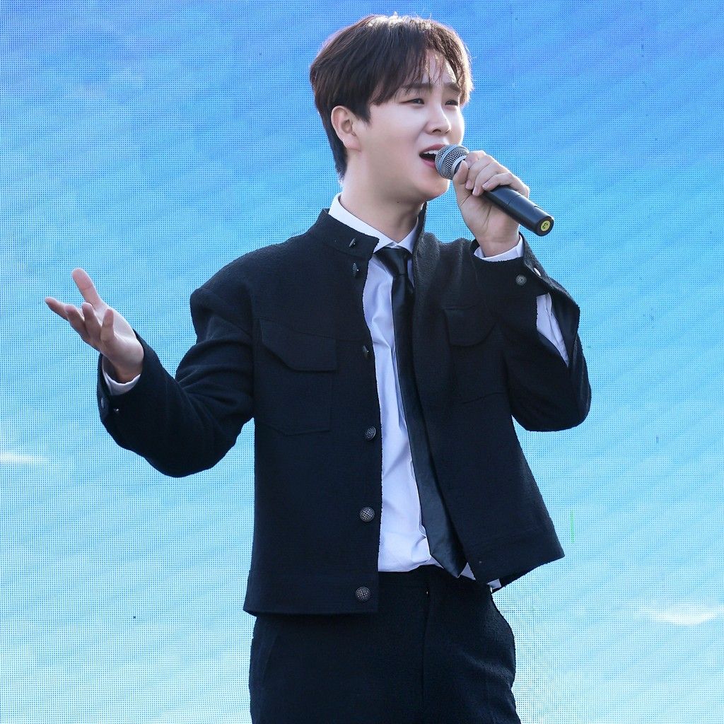 A moment captured by a fan of Song Minjun