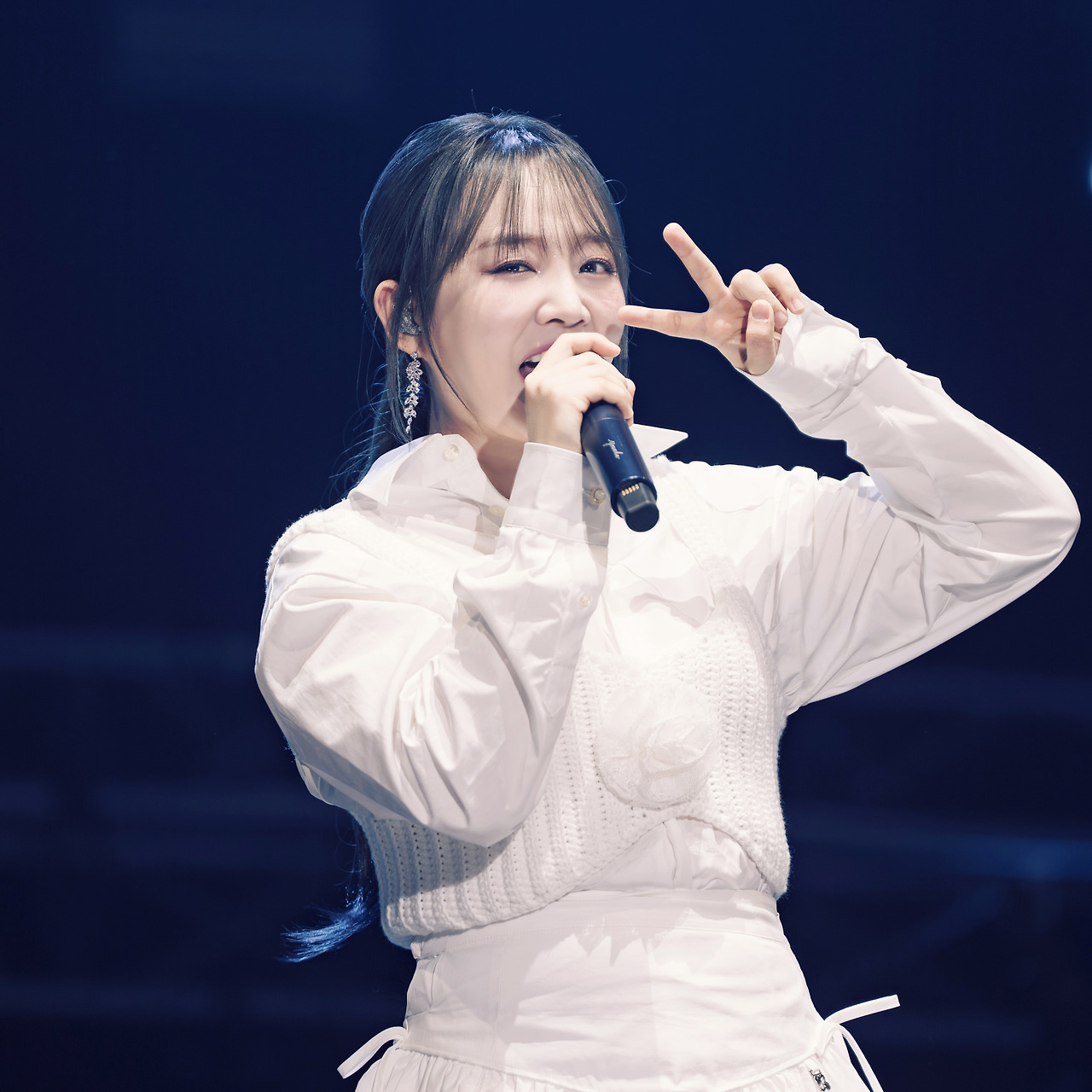 Behind-the-scenes cut of Younha