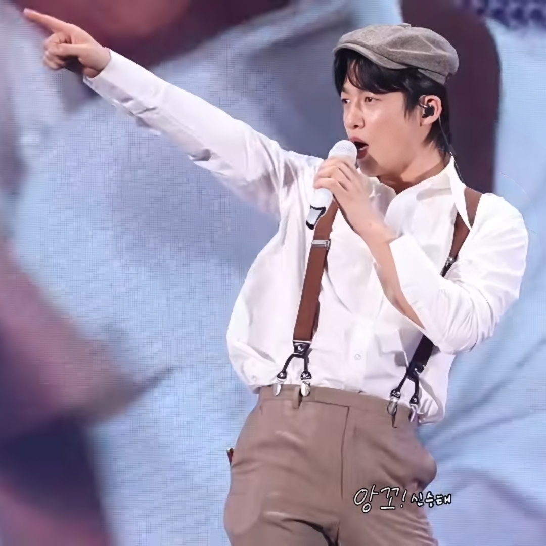 A moment captured by a fan of Shin Seungtae