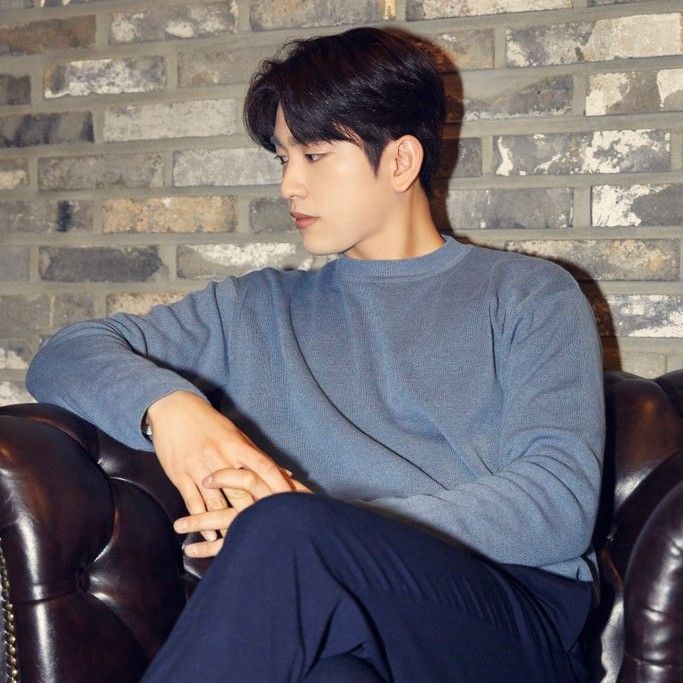 A moment captured by a fan of Park Jinyoung