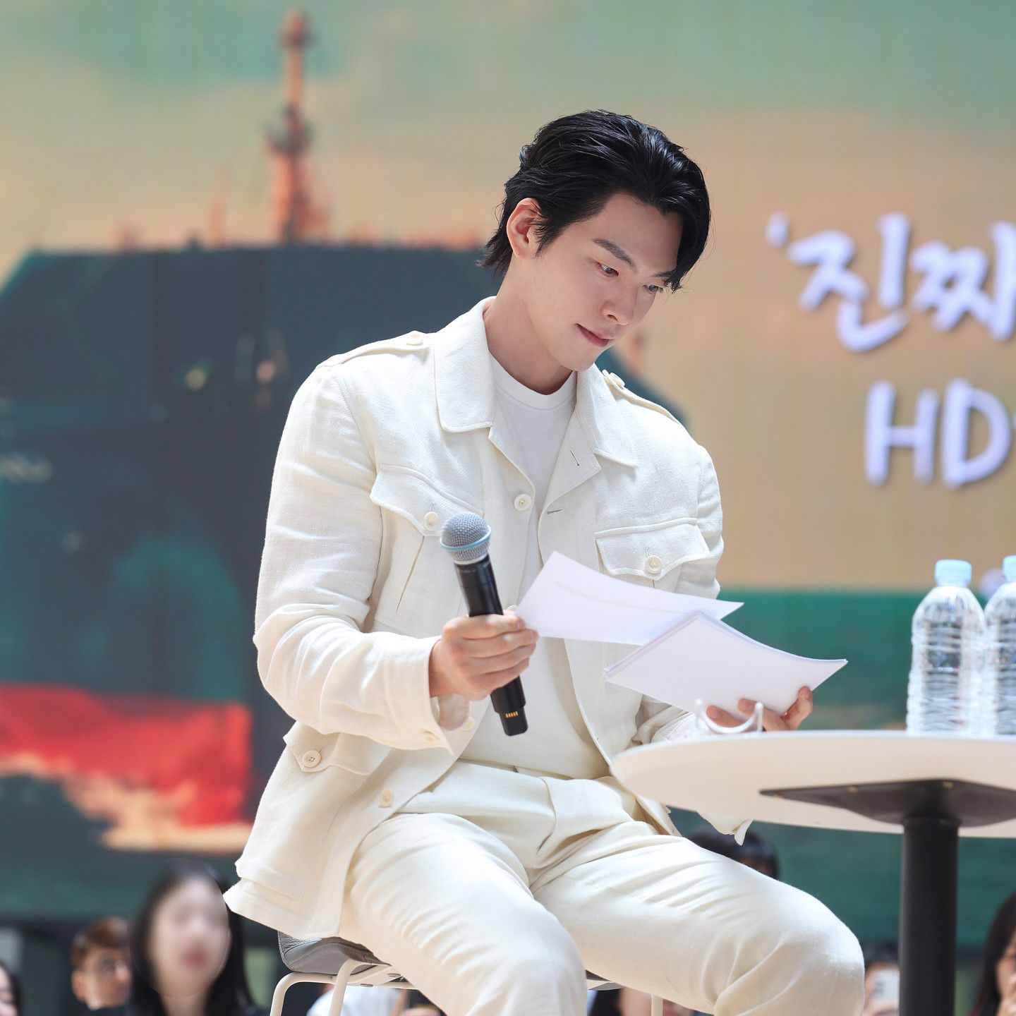 A moment captured by a fan of Kim Woobin