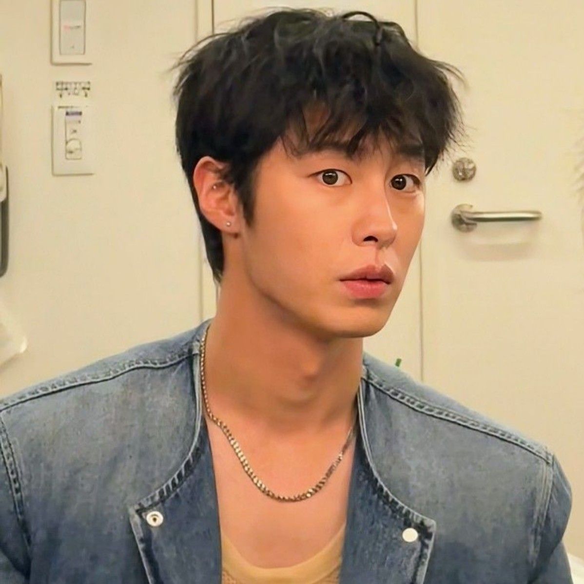Behind-the-scenes cut of Lee Jaewook