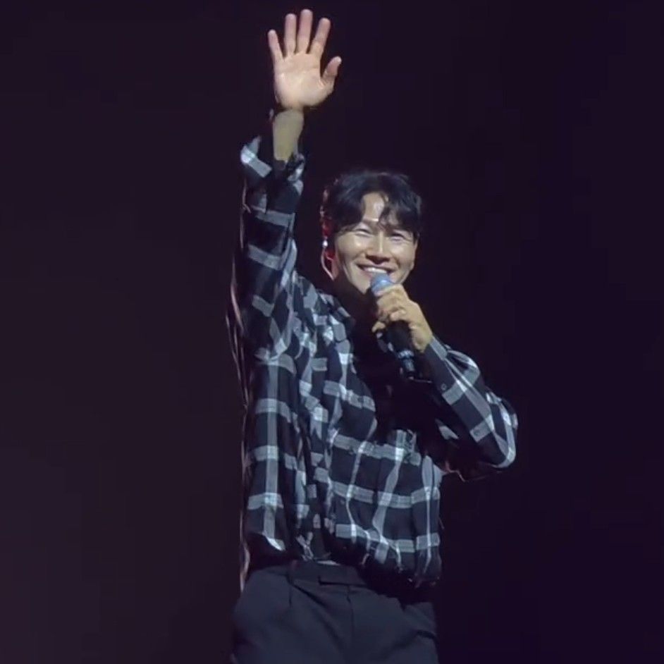 A moment captured by a fan of Kim Jongkook