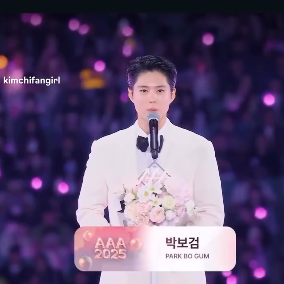 A moment captured by a fan of Park Bogum