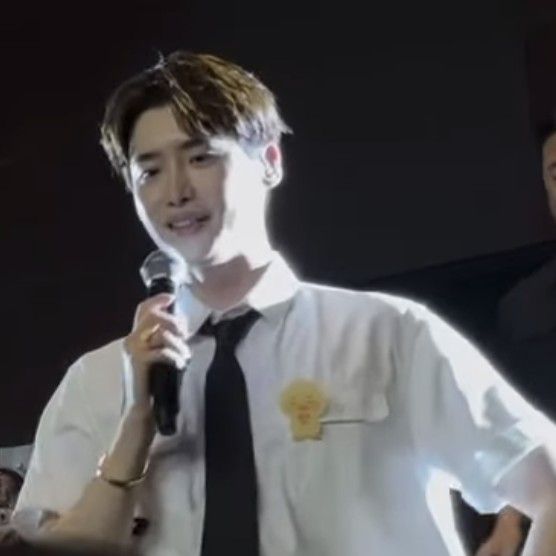 Behind-the-scenes cut of Lee Jongsuk