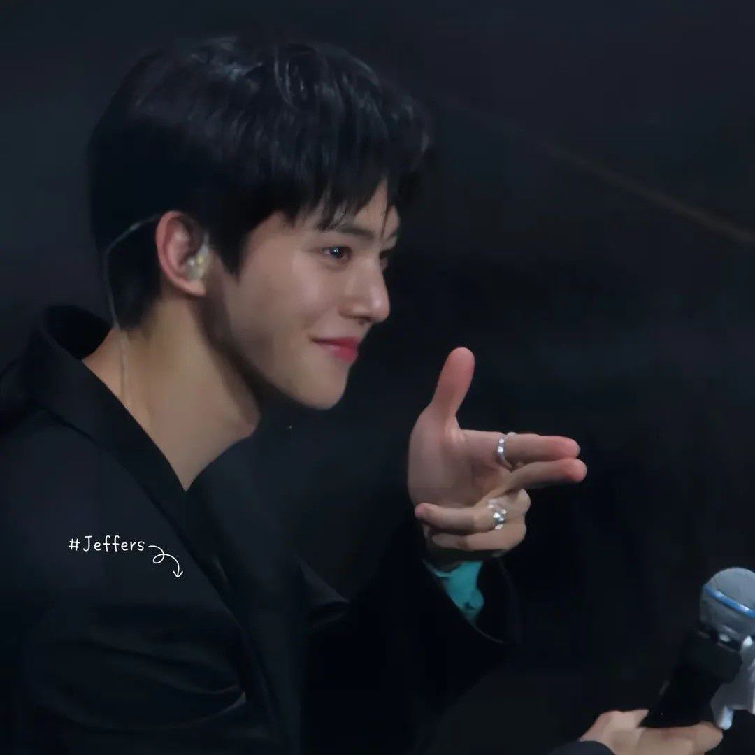 A moment captured by a fan of Song Kang