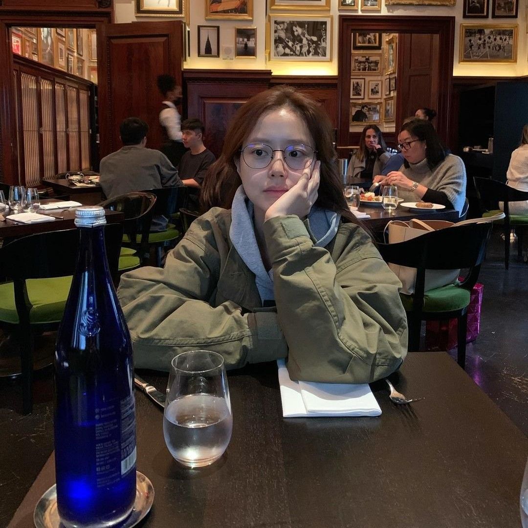 Behind-the-scenes cut of Moon Chaewon