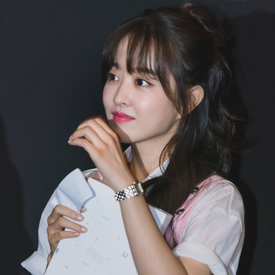 Behind-the-scenes cut of Park Boyoung