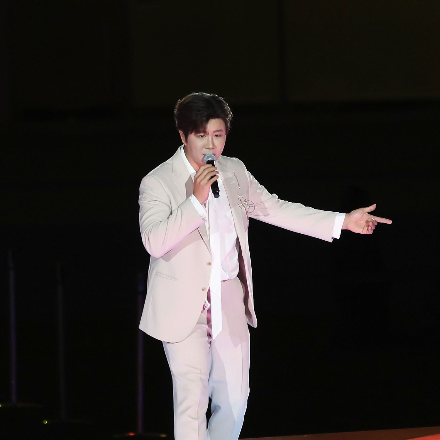 Behind-the-scenes cut of Jin Haesung
