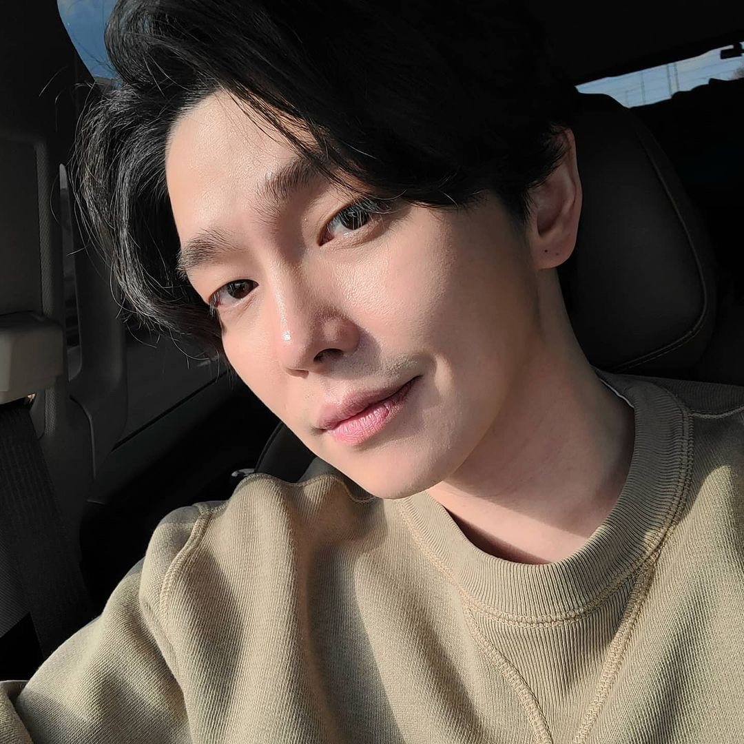 A moment captured by a fan of Yoon Kyunsang