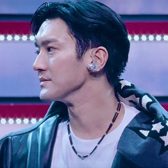 Recent activity shot of Choi Siwon