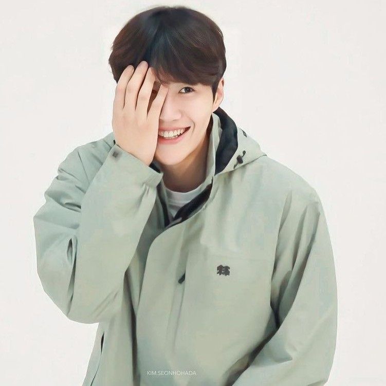Behind-the-scenes cut of Kim Seonho