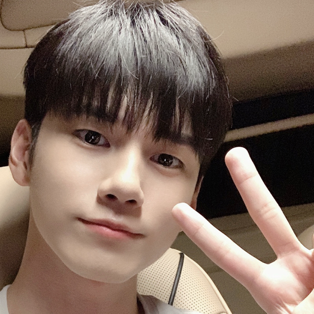 粉丝拍下的邕圣祐瞬间