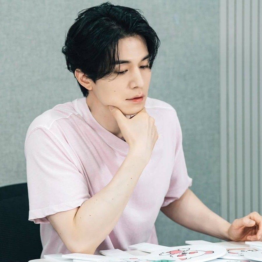 A moment captured by a fan of Lee Dongwook