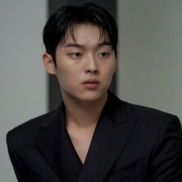 최현욱의 매력을 담은 최애돌셀럽 대표 사진