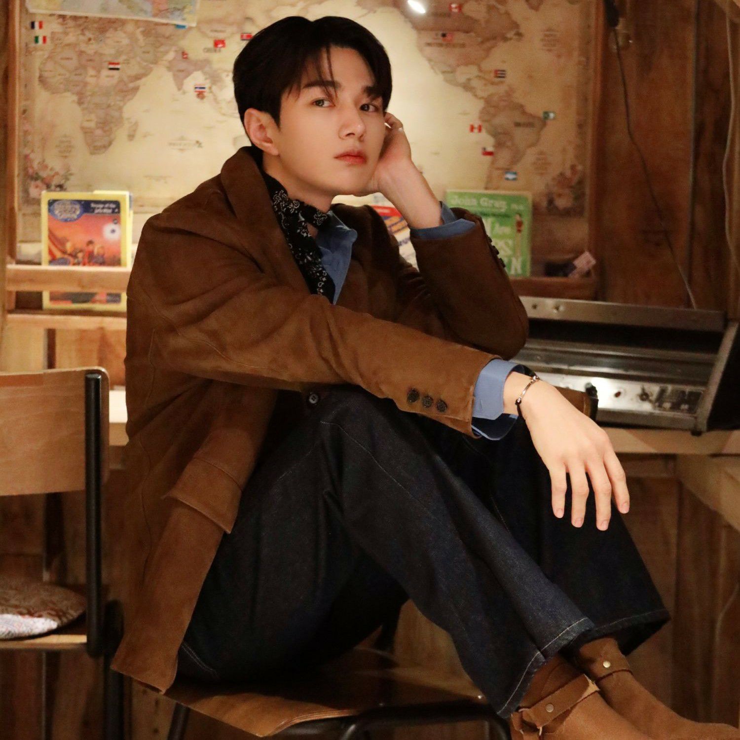 Behind-the-scenes cut of Kim Myungsoo (L)