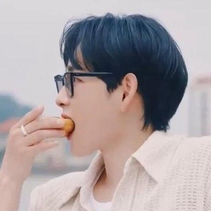 Behind-the-scenes cut of Lim Siwan