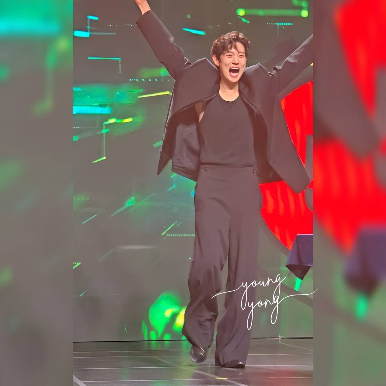 A moment captured by a fan of Kim Youngdae