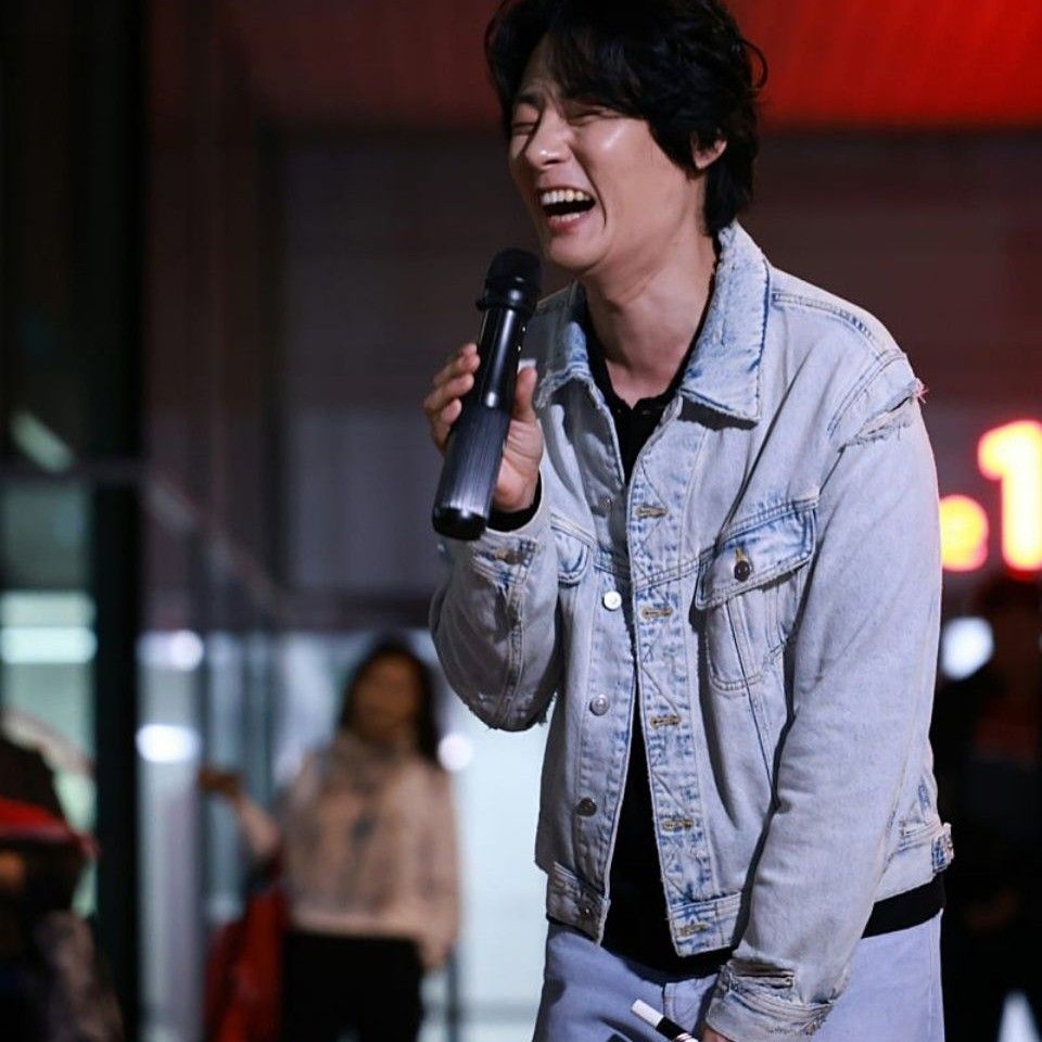 A moment captured by a fan of Kang Moonkyung