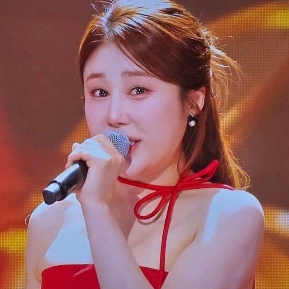 Behind-the-scenes cut of Kim Soyou