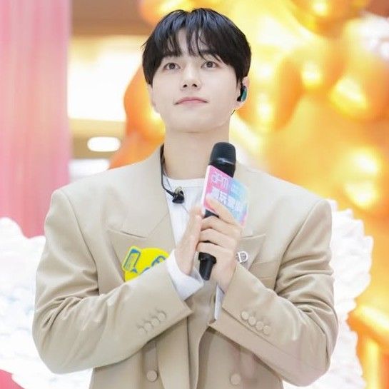 Latest photo of Kim Myungsoo (L)