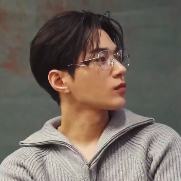 Behind-the-scenes cut of Kim Myungsoo (L)