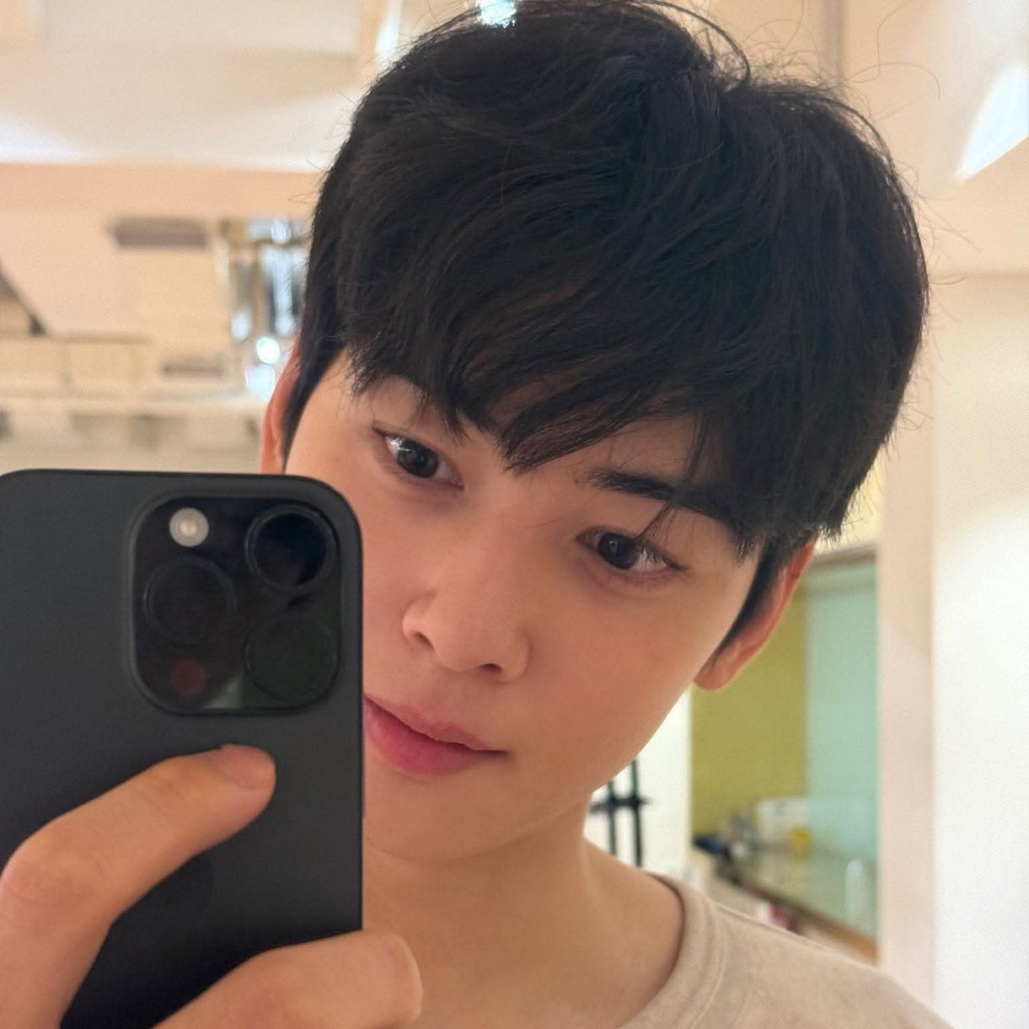Behind-the-scenes cut of Cha Eunwoo