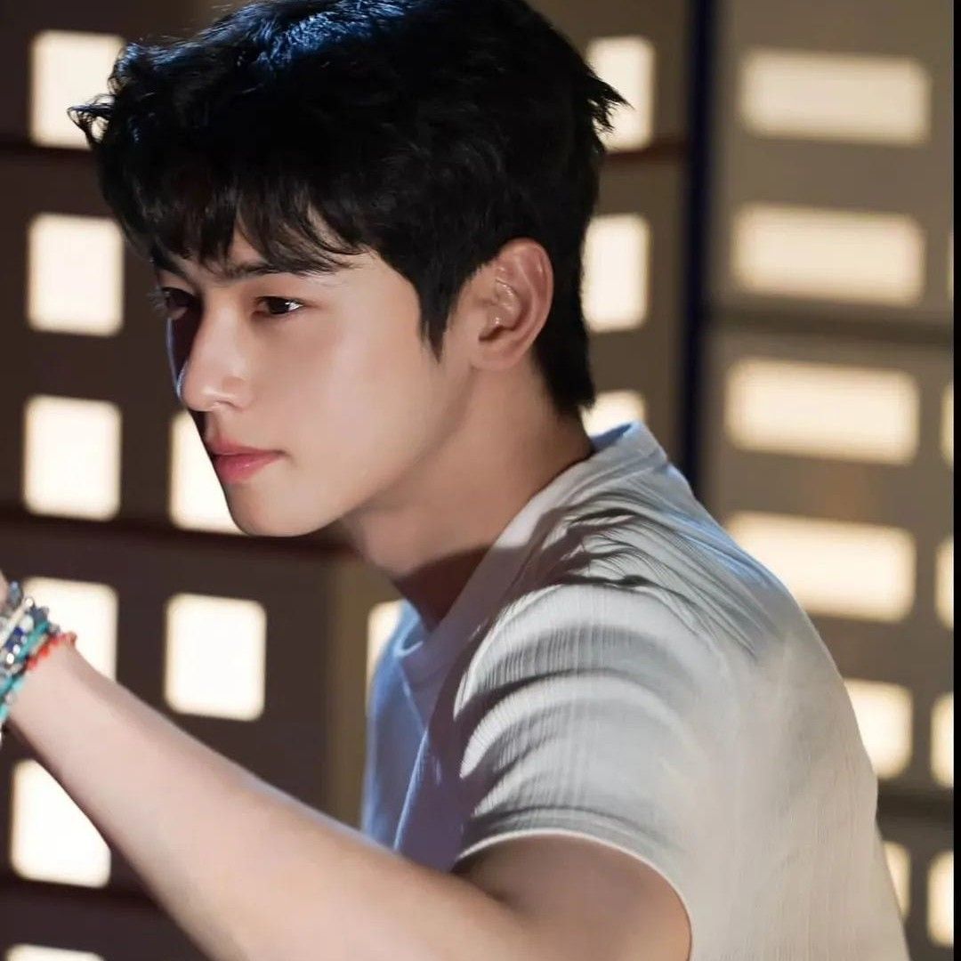 Latest photo of Cha Eunwoo