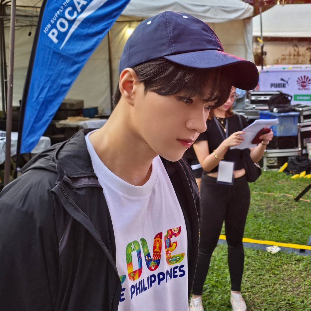 Behind-the-scenes cut of Kim Myungsoo (L)