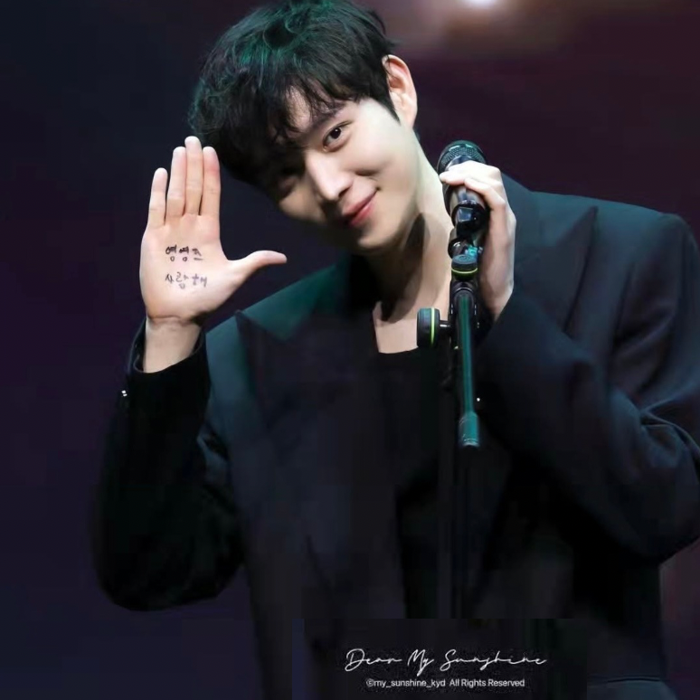 Behind-the-scenes cut of Kim Youngdae