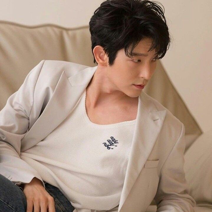 Behind-the-scenes cut of Lee Joongi