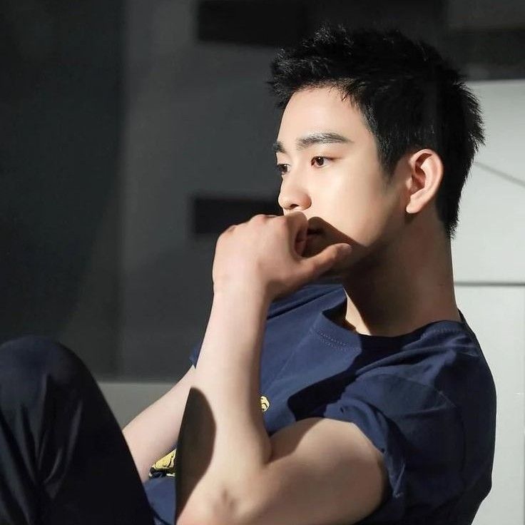 パク・ジニョンの最近の活動ショット