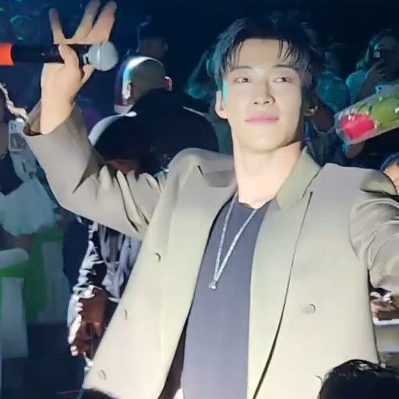 A moment captured by a fan of Woo Dohwan