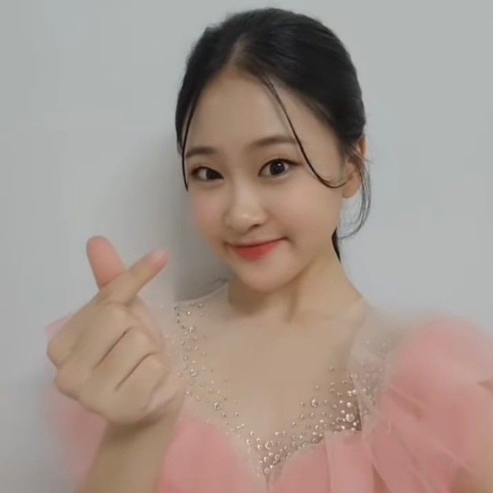 A moment captured by a fan of Kim Dahyun