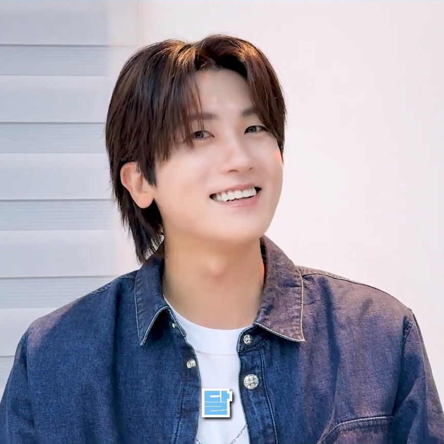 A moment captured by a fan of Park Hyungsik