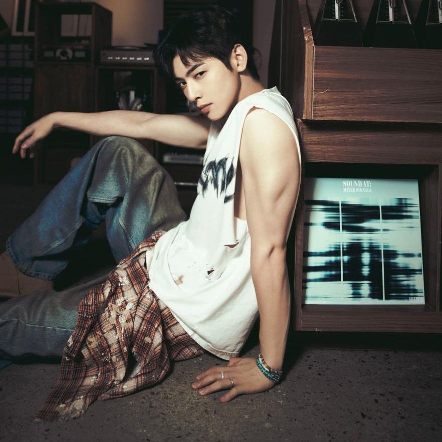 Behind-the-scenes cut of Cha Eunwoo