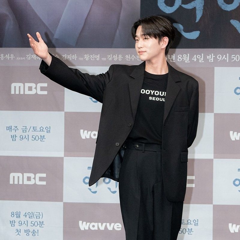 A moment captured by a fan of Kim Yoonwoo