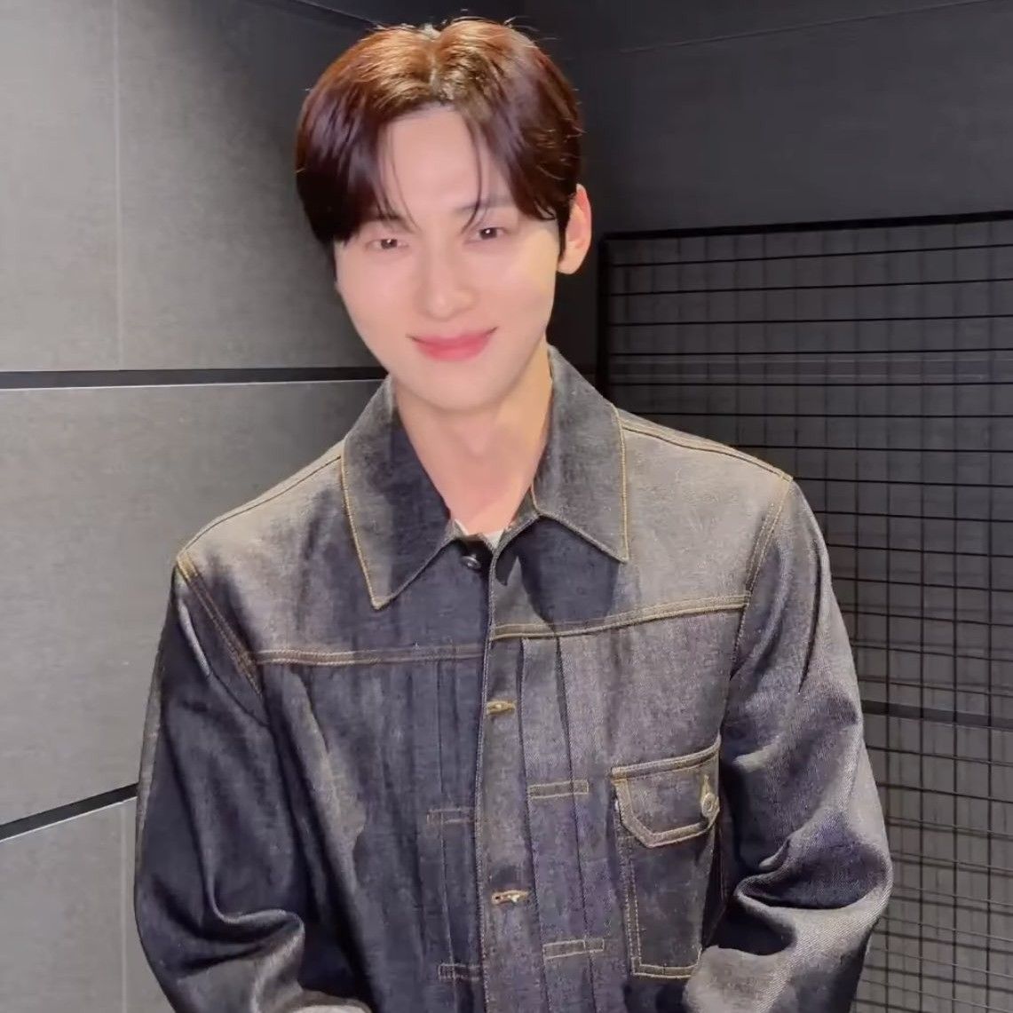 A moment captured by a fan of Hwang Minhyun