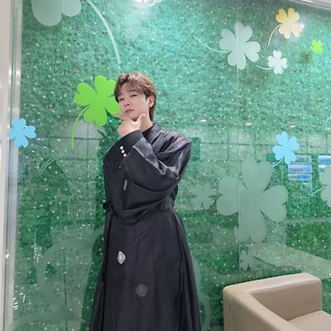 A moment captured by a fan of Song Minjun